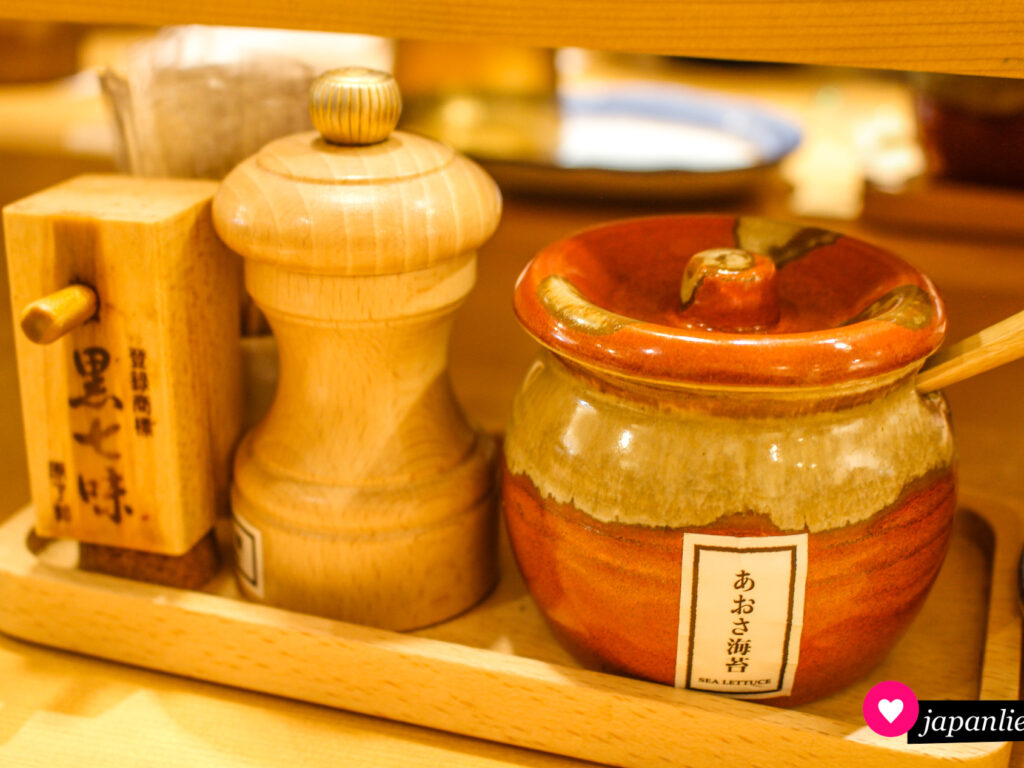 In Ramen-Restaurants stehen eigentlich immer Soßen und Gewürze am Tisch, mit denen man nach Geschmack die Suppe anpassen kann.